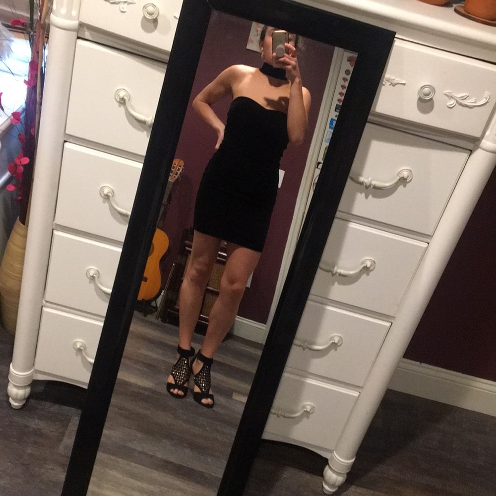 🌸 BRAND NEW- Black Velvet Mini 🌸